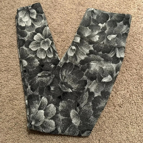 Athleta Elation Textured Tight Legging Chakra Floral Black Sea Salt Size XS - Picture 3 of 5